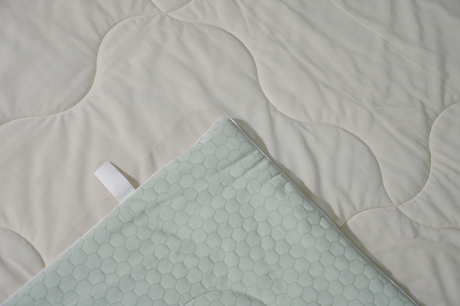 Dual-Sided PCM Cooling Comforter - Image 5