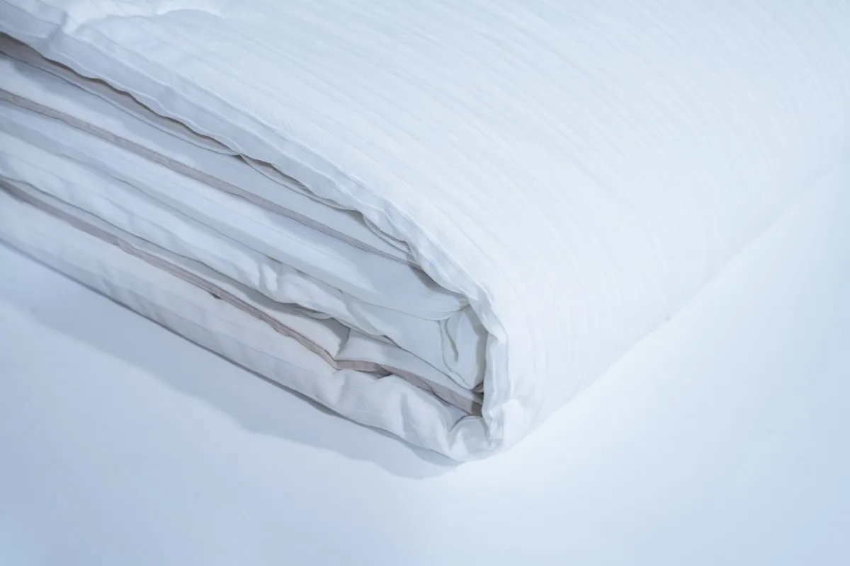 Textured Polyester Dual-Tone All-Season Comforter - Image 4